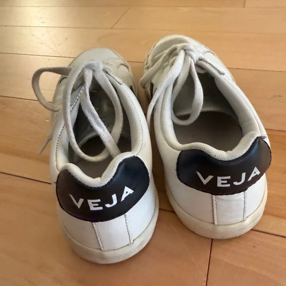 Veja Esplar Leather Low-Top Sneaker - Picture 2 of 6